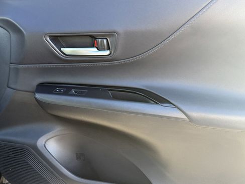 Used 2021 Toyota Venza LE w/ Carpet Mat Package (TMS) image 26