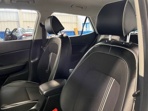 Used 2022 Hyundai Venue Limited FWD image 23