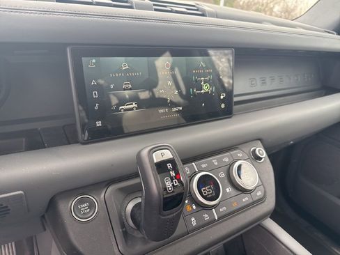 Used 2024 Land Rover Defender 110 X-Dynamic SE image 12