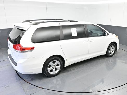 Used 2012 Toyota Sienna LE image 27