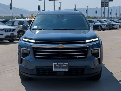 Used 2024 Chevrolet Traverse LT w/ Trailering Package FWD image 9