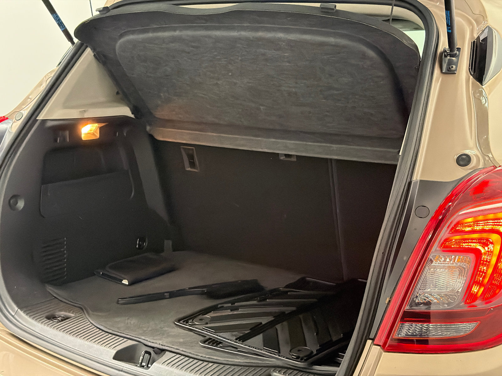 Used 2019 Buick Encore Sport Touring FWD image 7