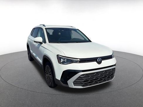 Used 2025 Volkswagen Taos SE FWD image 3