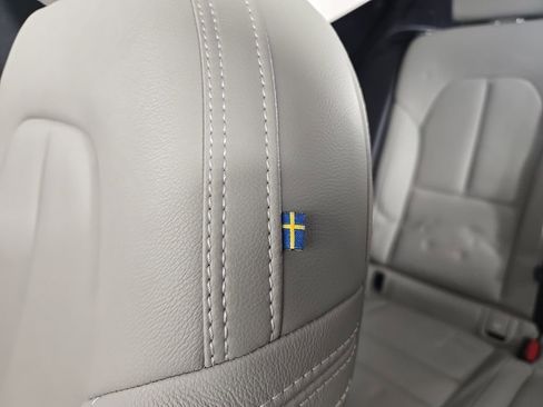 Certified 2024 Volvo XC40 B5 Plus w/ Climate Package image 22