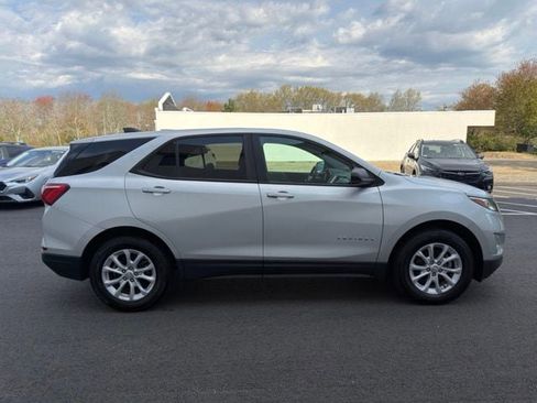 Used 2020 Chevrolet Equinox LS w/ LS Convenience Package AWD/4WD image 4