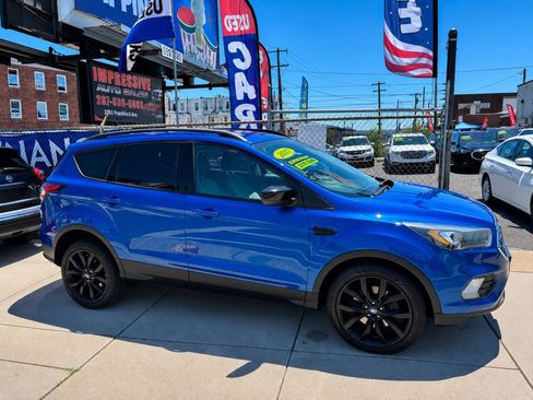 Used 2017 Ford Escape SE w/ Equipment Group 201A AWD/4WD image 1