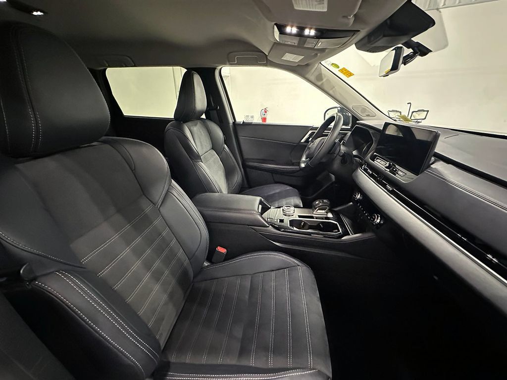 Used 2025 Mitsubishi Outlander AWD image 27
