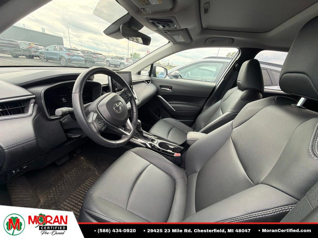 Used 2022 Toyota Corolla Cross XLE w/ Convenience Package AWD/4WD image 9