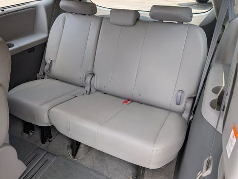 Used 2017 Toyota Sienna XLE FWD image 19