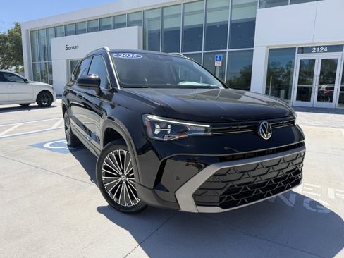 Used 2025 Volkswagen Taos SE image 1