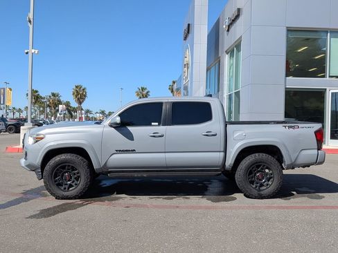 Used 2018 Toyota Tacoma TRD Sport image 2