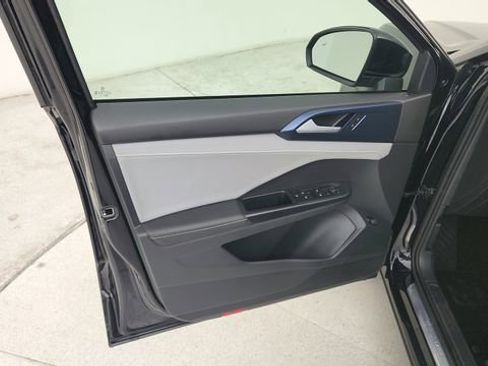 Used 2024 Volkswagen Taos SE image 18