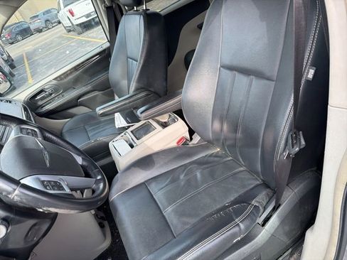 Used 2014 Chrysler Town & Country Touring image 13