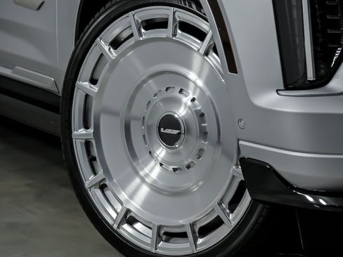 Used 2025 Cadillac Escalade ESV V AWD/4WD image 4