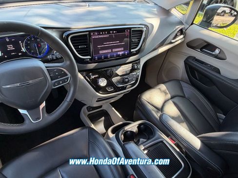 Used 2023 Chrysler Pacifica Touring-L FWD image 17