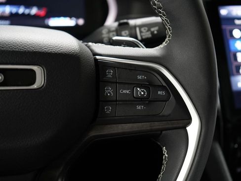 Used 2023 Jeep Grand Cherokee Limited AWD/4WD image 15