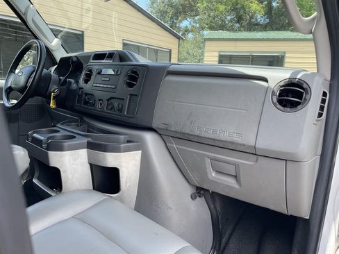 Used 2009 Ford E-250 and Econoline 250 Extended RWD image 16