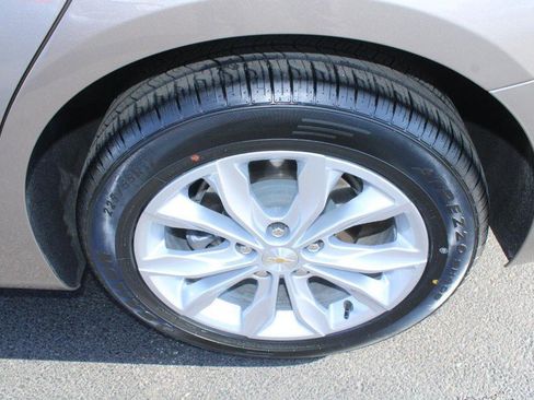 Used 2025 Chevrolet Malibu LT FWD image 7