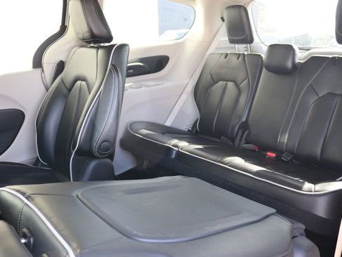 Used 2023 Chrysler Pacifica Limited image 31