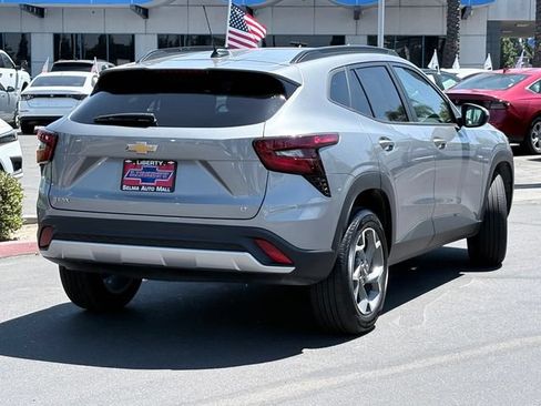Used 2025 Chevrolet Trax LT FWD image 5