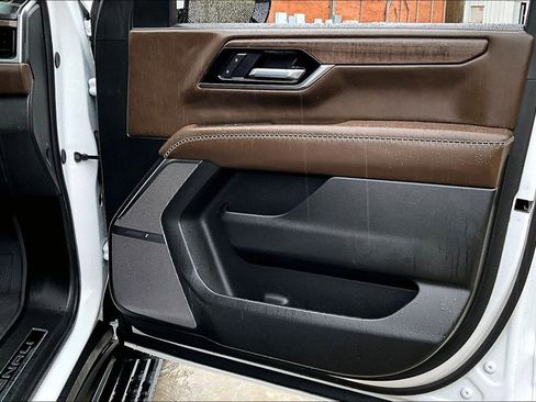 Used 2026 GMC Yukon XL Denali Ultimate w/ LPO, Floor Liner Package AWD/4WD image 26