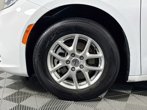 Used 2024 Chrysler Pacifica Touring-L FWD image 31