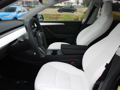 Used 2025 Tesla Model Y Long Range image 19