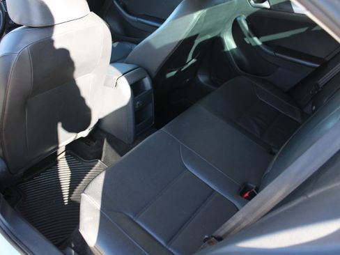 Used 2017 Volkswagen Jetta SE image 12