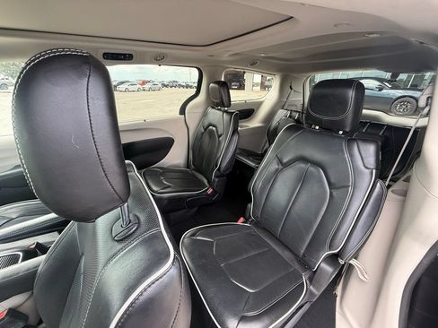 Used 2023 Chrysler Pacifica Limited FWD image 15
