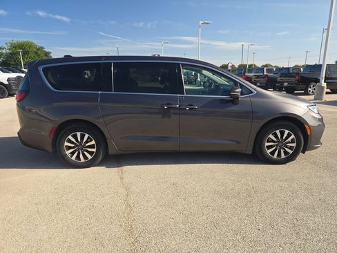 Used 2023 Chrysler Pacifica Touring-L FWD image 2