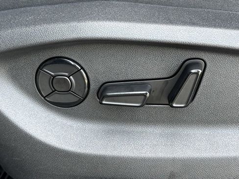 Used 2025 Volkswagen Tiguan SE image 13