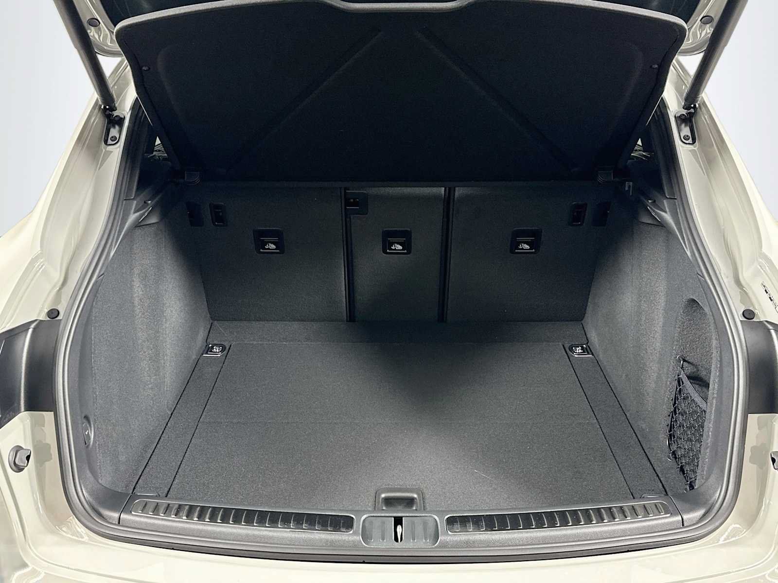 Certified 2025 Porsche Macan AWD/4WD image 27