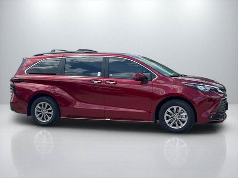 Certified 2026 Toyota Sienna XLE FWD image 4