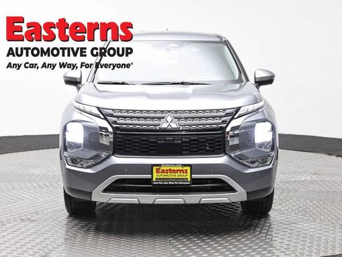 Used 2024 Mitsubishi Outlander SE image 2