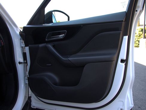 Used 2018 Jaguar F-PACE Premium image 17