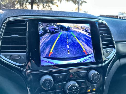 Used 2019 Jeep Grand Cherokee Altitude image 20