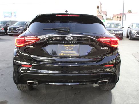 Used 2017 INFINITI QX30 Premium FWD image 4