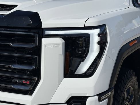 Used 2024 GMC Sierra 2500 AT4 image 10
