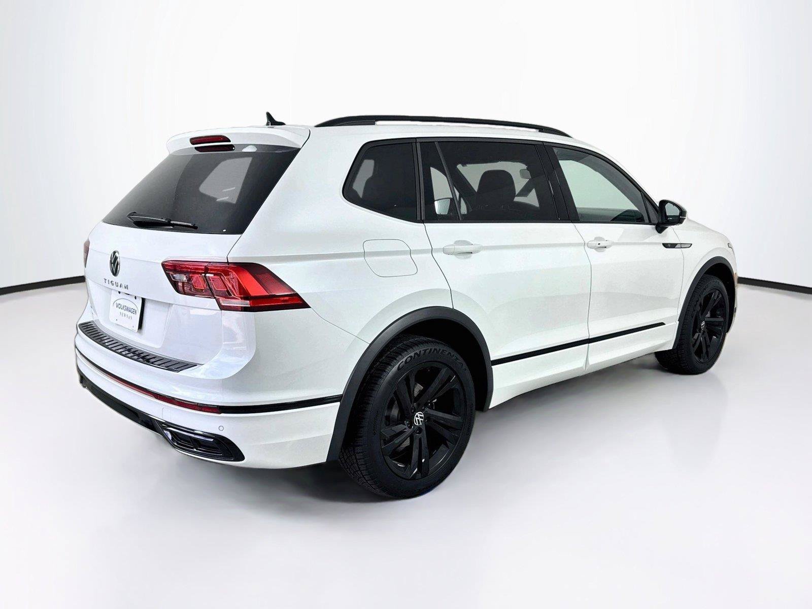 Used 2023 Volkswagen Tiguan SE R-Line FWD image 2
