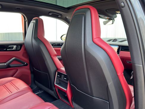 Used 2023 Porsche Cayenne AWD/4WD image 40