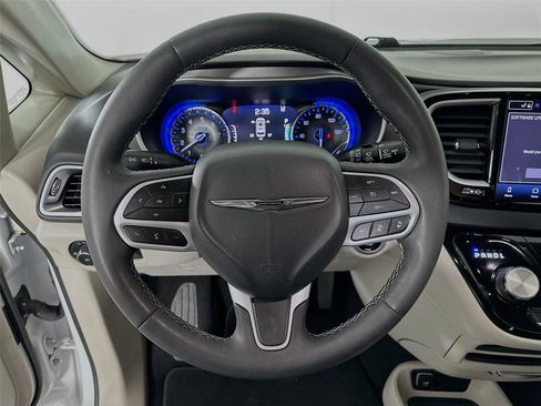 Used 2023 Chrysler Pacifica Touring-L FWD image 18