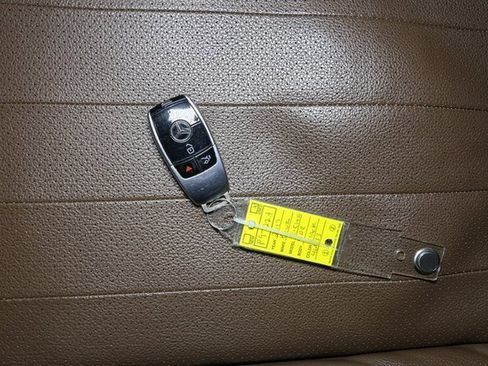 Used 2017 Mercedes-Benz E 300 4MATIC image 38