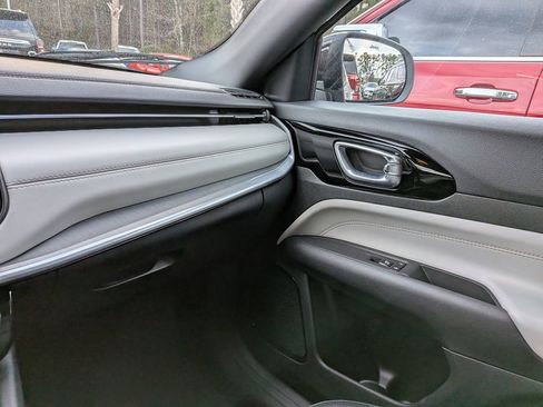 Used 2024 Jeep Compass Limited image 17