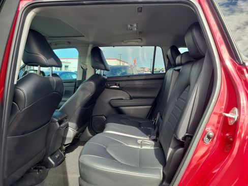 Used 2022 Toyota Highlander XLE image 18