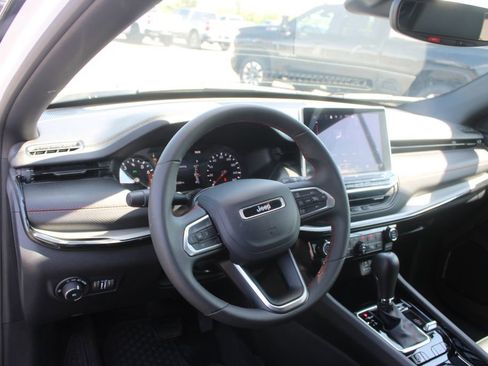 Used 2025 Jeep Compass Trailhawk AWD/4WD image 22