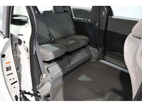 Used 2015 Toyota Sienna L image 18