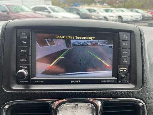 Used 2014 Chrysler Town & Country Touring image 17