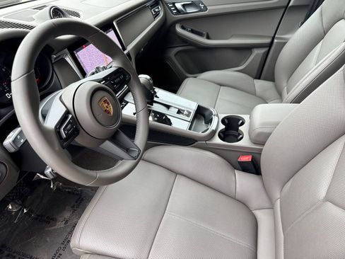 Certified 2025 Porsche Macan AWD/4WD image 4