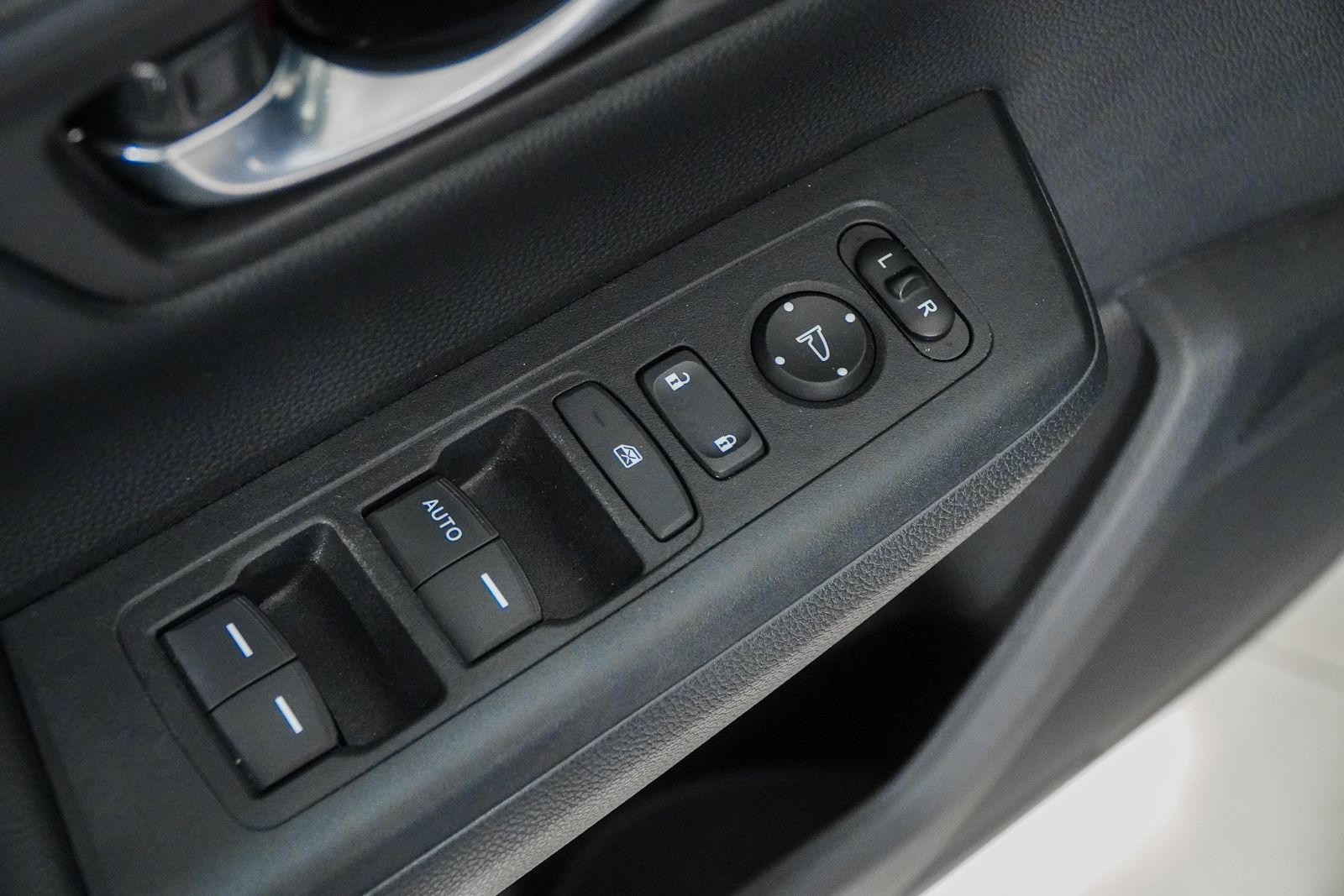 Used 2025 Honda CR-V LX image 18