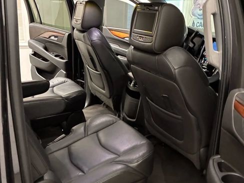 Used 2015 Cadillac Escalade ESV Luxury AWD/4WD image 2